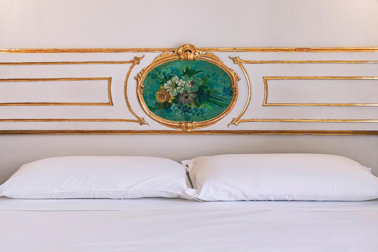 La Smorfia Hotel Napoli Bagian luar foto